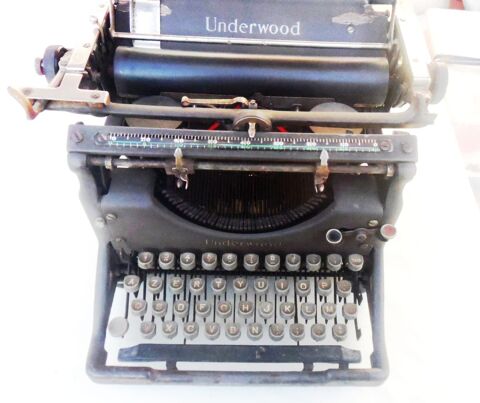 Machine � �crire UNDERWOOD en bon �tat n�de s�rie 2082096 -5 150 Castries (34)