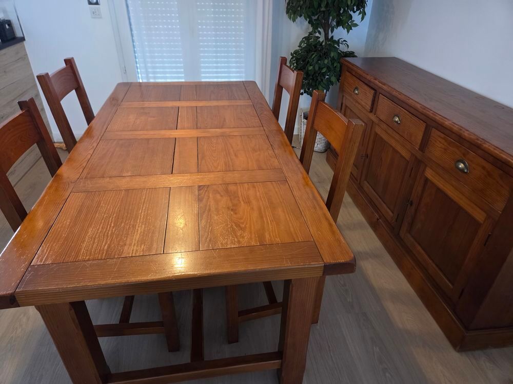 table pin massif et 4 chaises Meubles