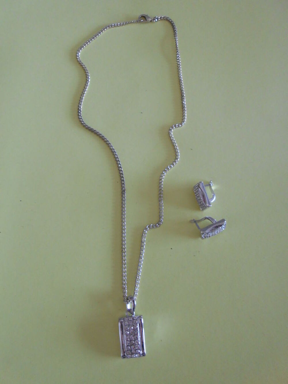CHAINE ARGENTEE AVEC PENDENTIF Bijoux et montres