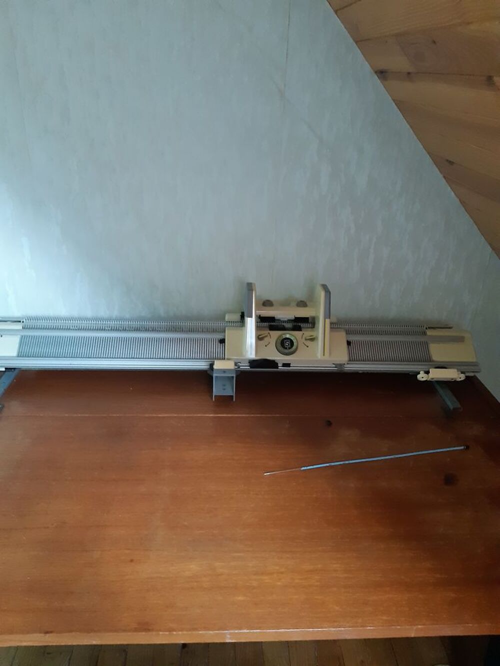 Machine &agrave; tricoter avec meuble Meubles