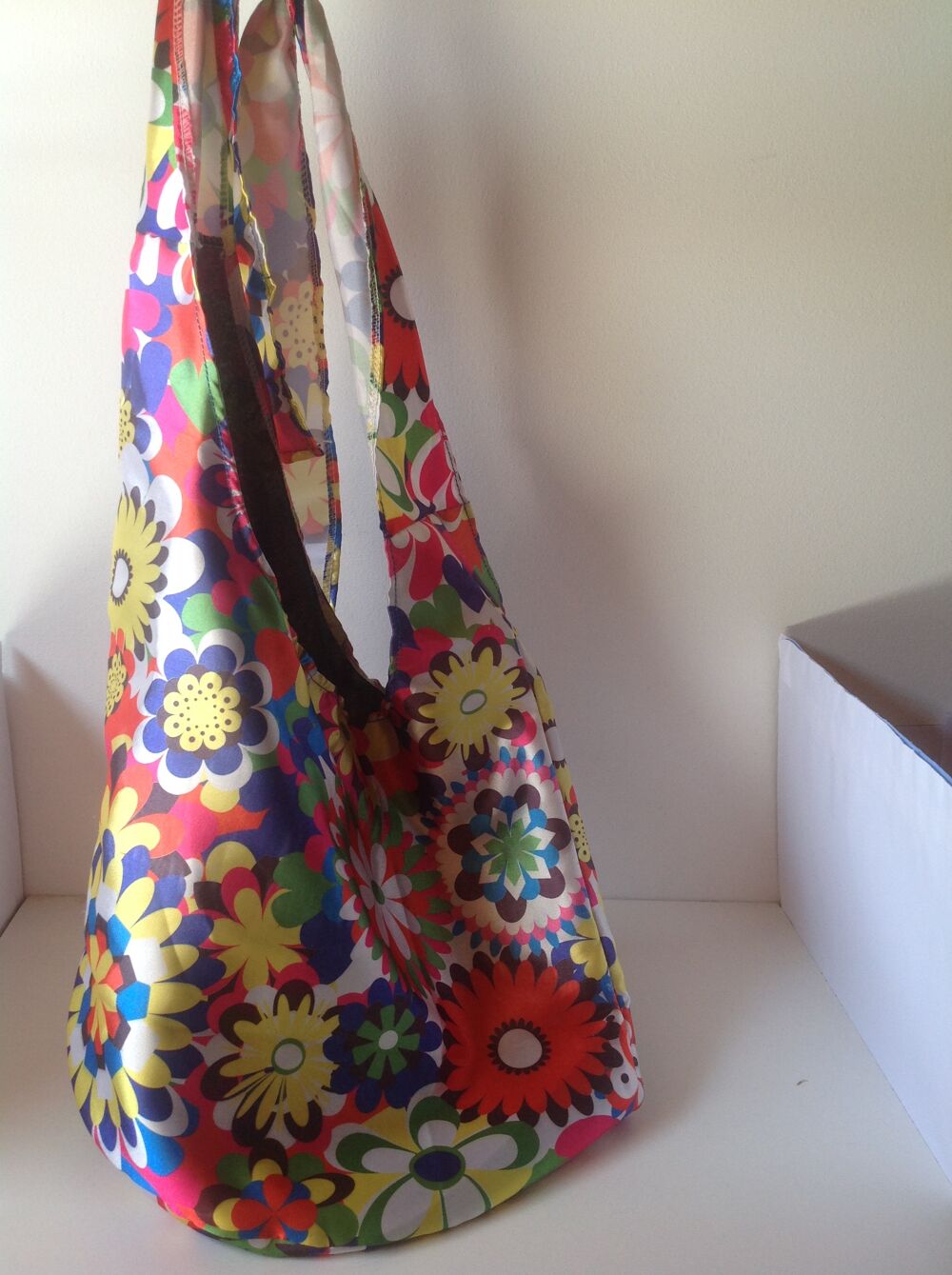 SAC en SATIN MULTICOUFLEURS Envoi Possible
Maroquinerie