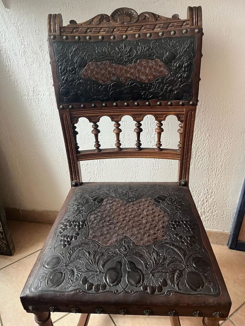 chaise ancienne rare cuir repouss&eacute; bourrage paille Meubles