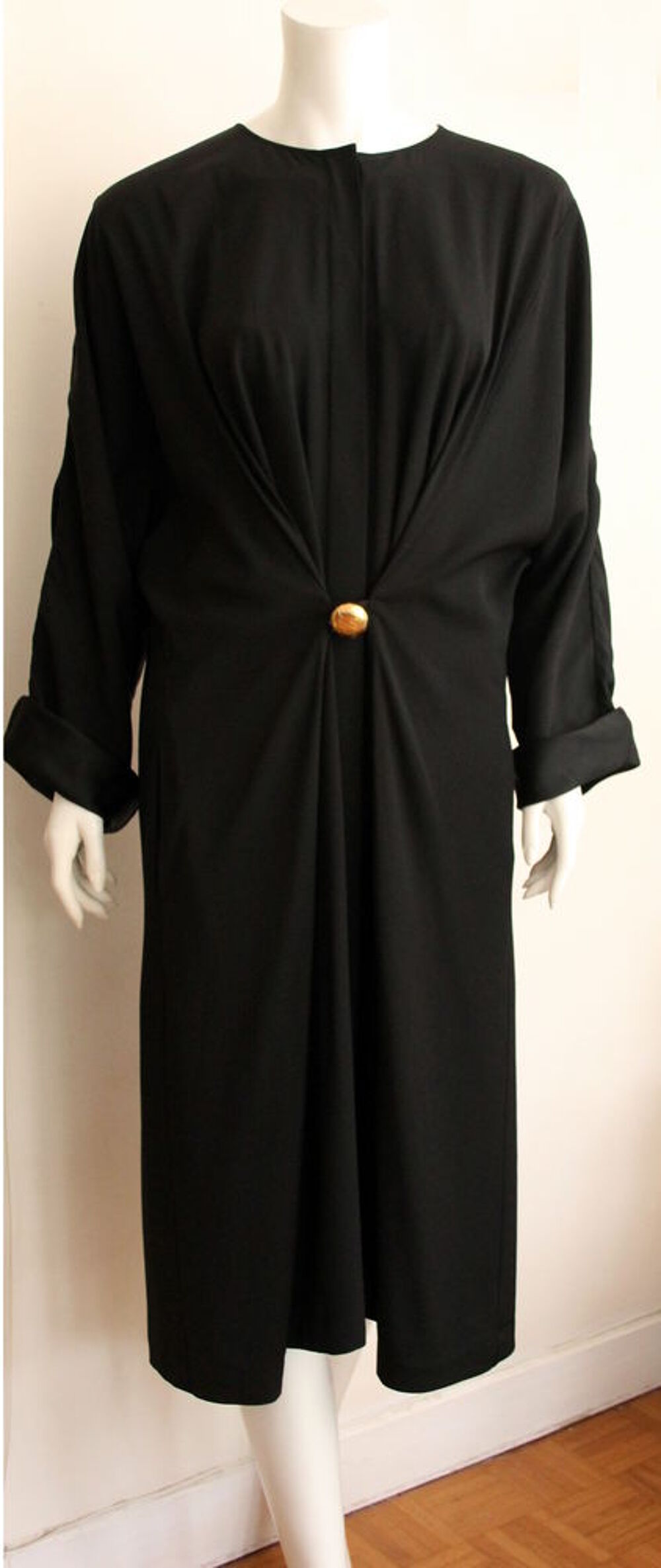 Robe mi longue drap&eacute;e noire LOEWE T.40. Vêtements