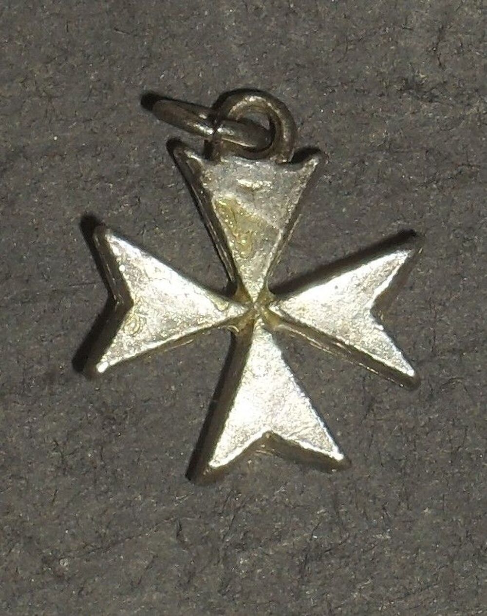 Tr&egrave;s joli Pendentif "Croix de Malte". Bijoux et montres