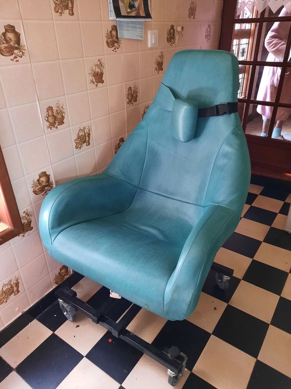 Donne fauteuil pour personne ag&eacute;e. Meubles