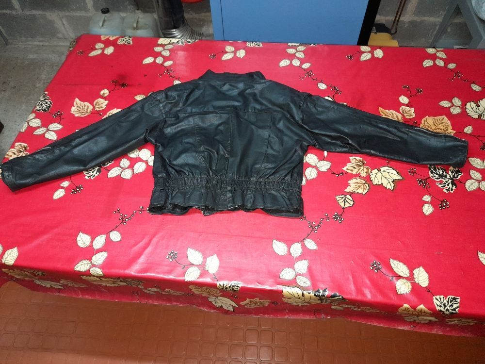 blouson en cuir noir l&eacute;ger pour femme tbe ,,40 /42 Vêtements