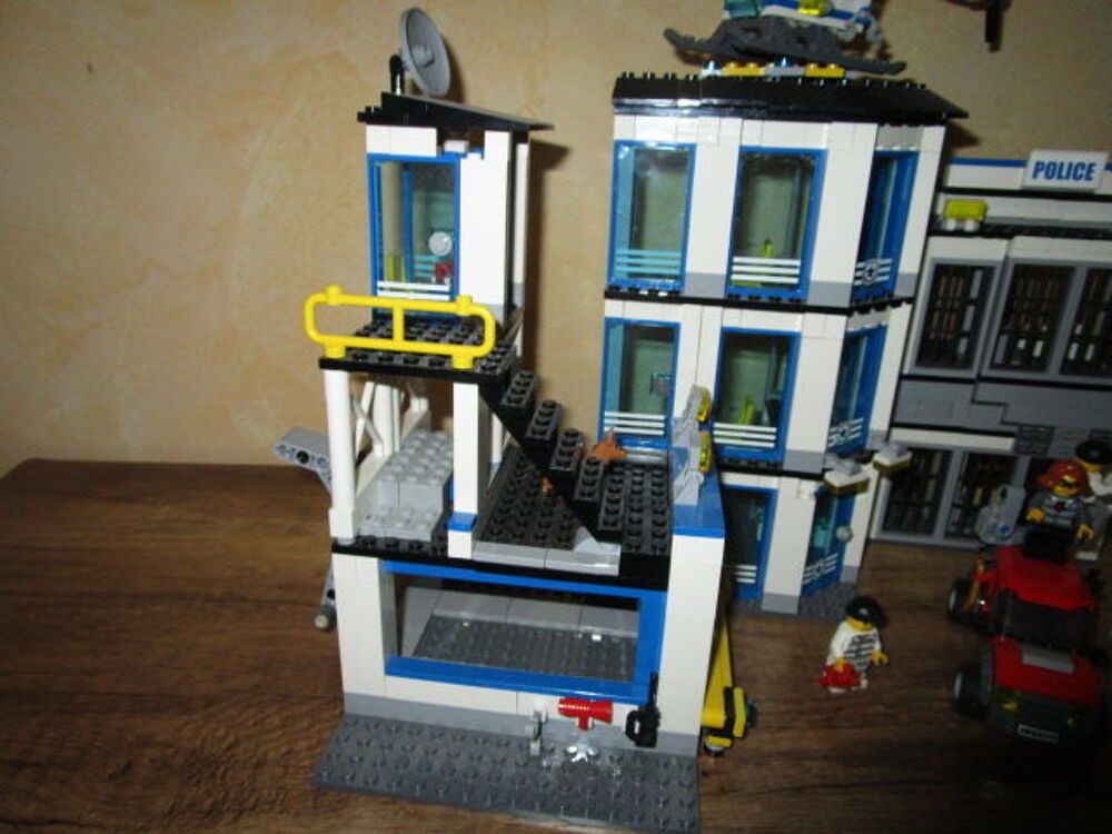LOT 2CPCP
GROS LOT LEGO"CASERNE POMPIER+POLICE" Jeux / jouets