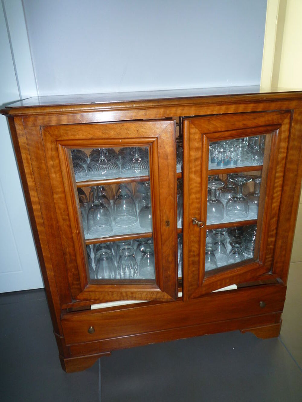 BUFFET VITRINE ANTIQUAIRE EN NOYER (RARE) Meubles