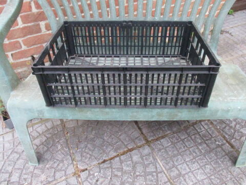 4 cagettes empilables en plastiques noires longueur : 60 cm 3 Mérignies (59)