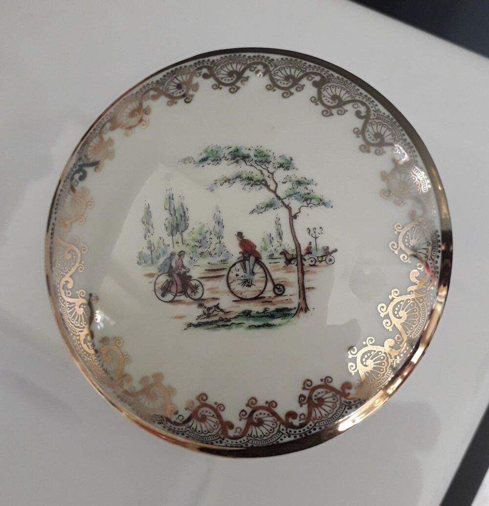 Bonbonni&egrave;re tripode en porcelaine de Limoges ( J-S ) 