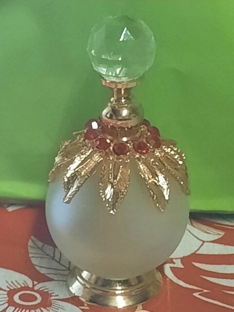 Flacon pour parfum en verre avec v�roteries et m�tal dor�. 60 Vallon-en-Sully (03)