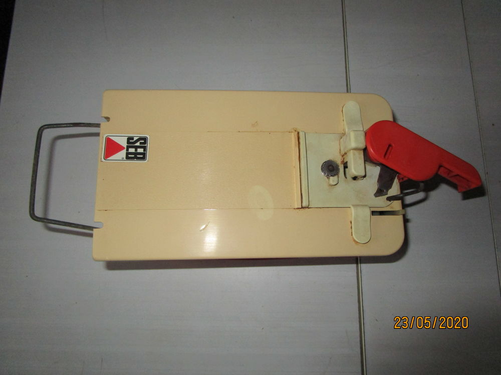 OUVRE BOITE DE CONSERVES SEB 90 watt ; rouge et blanc Vélos