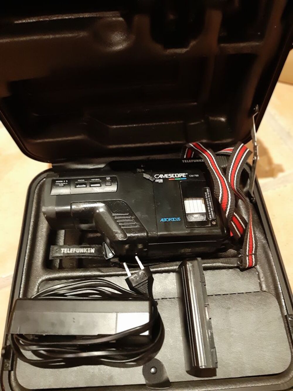 Camescope Telefunkel dans son coffre avec batterie. Photos/Video/TV