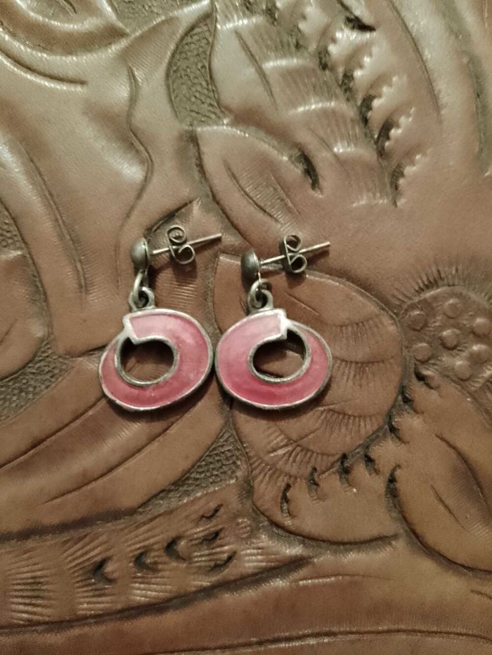 boucles d'oreilles roses en m&eacute;tal argent&eacute;. Bijoux et montres