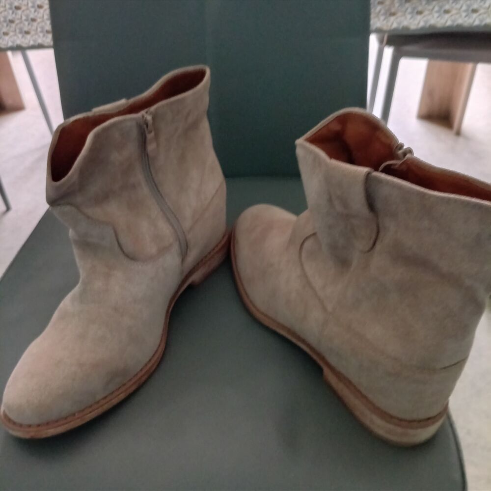 Boots femme en daim neuve jamais port&eacute;e Chaussures