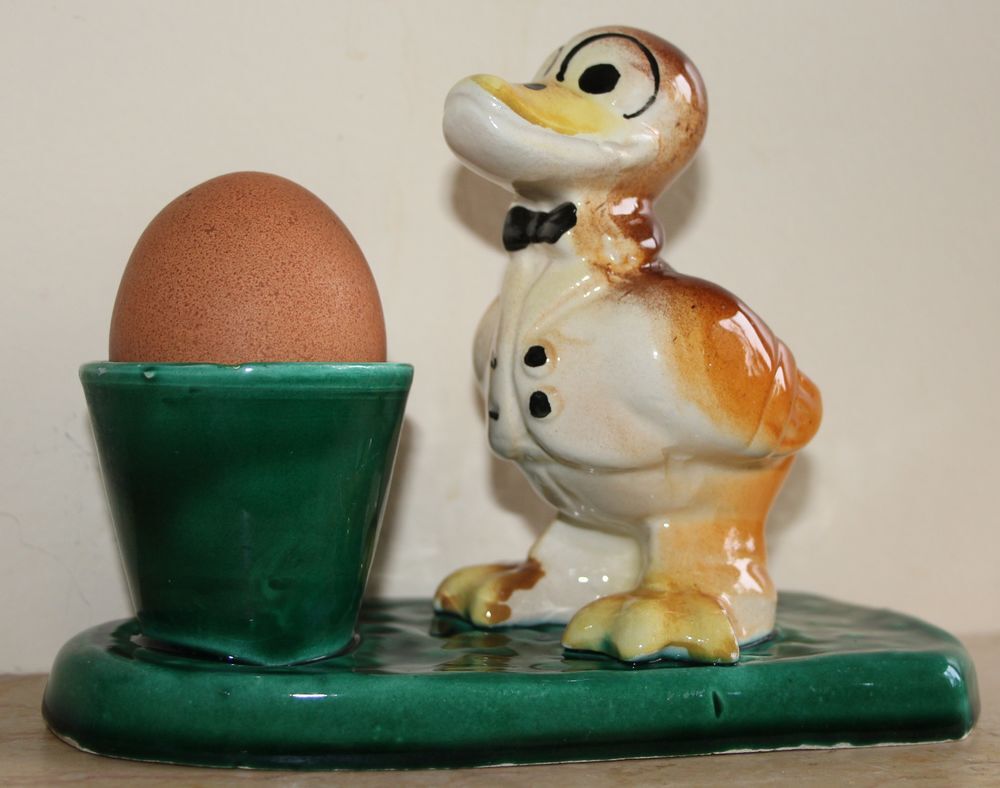 Coquetier c&eacute;ramique verniss&eacute;e vintage Donald disney 1940-50 