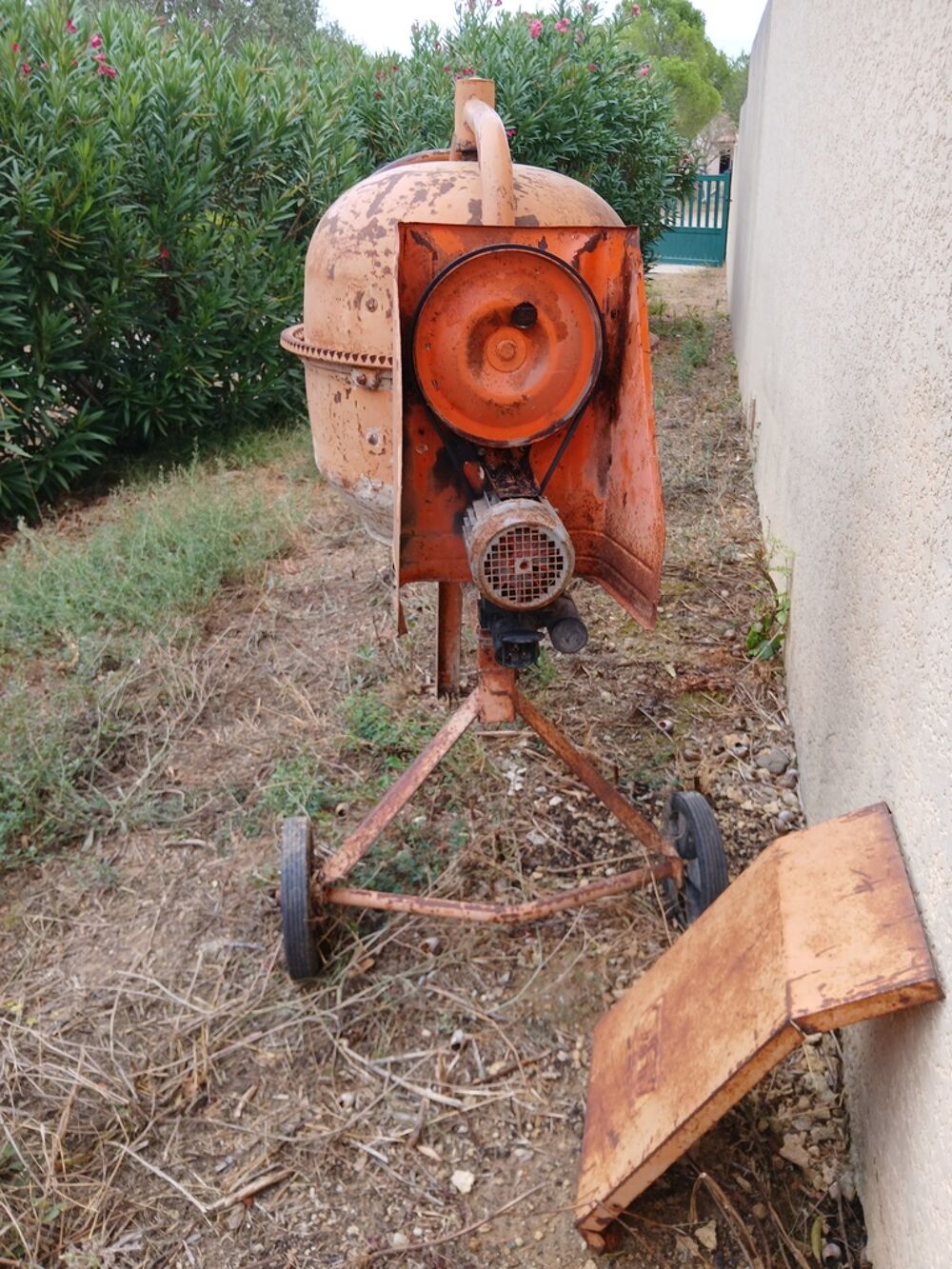 B&eacute;tonni&egrave;re m&eacute;tal orange ancien mod&egrave;le Bricolage