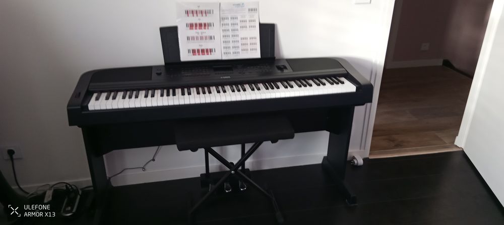 Piano num&eacute;rique arrangeur YAMAHA DGX 670 &eacute;tat comme neuf Instruments de musique