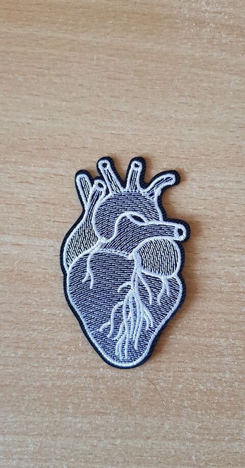 Ecusson brod� coeur noir et blanc 7,5x4 5 cm 4 Carnon Plage (34)