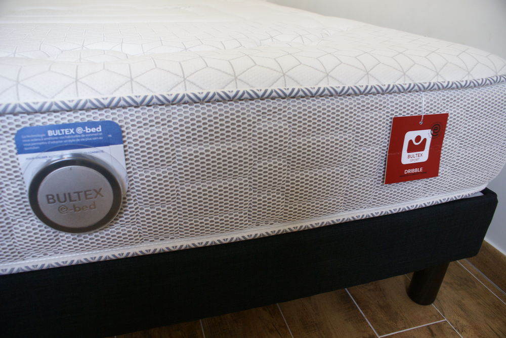 Lit 2 personnes juin 2020 140X190 matelas sommier et pieds.
Meubles