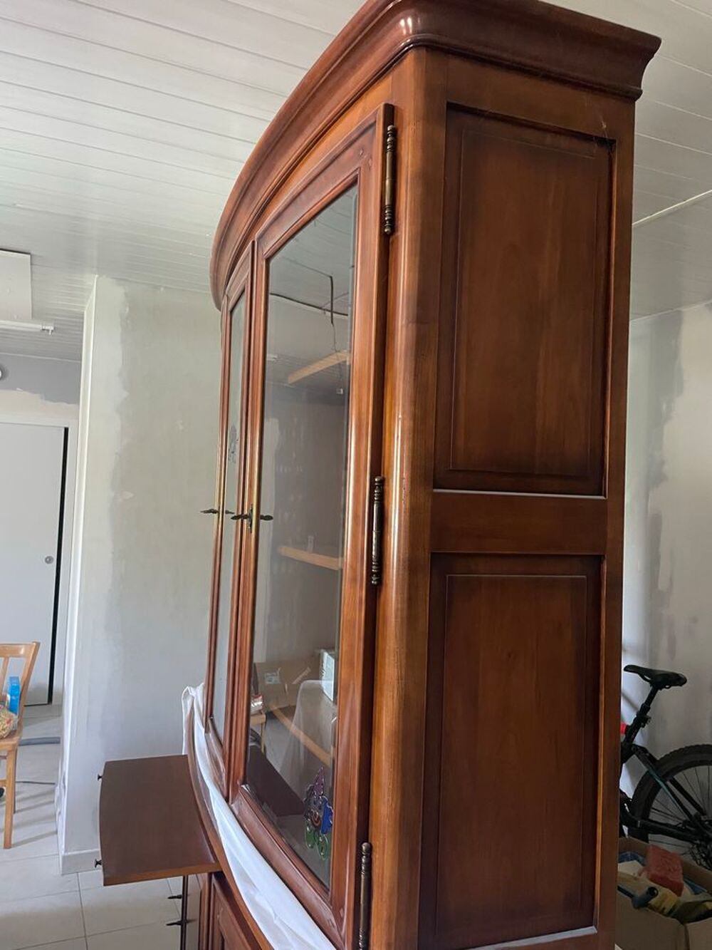 TRES BEAU MEUBLE BAS 3 PORTES AVEC VITRINE. FORME ARRONDIE EN MERISIER Meubles