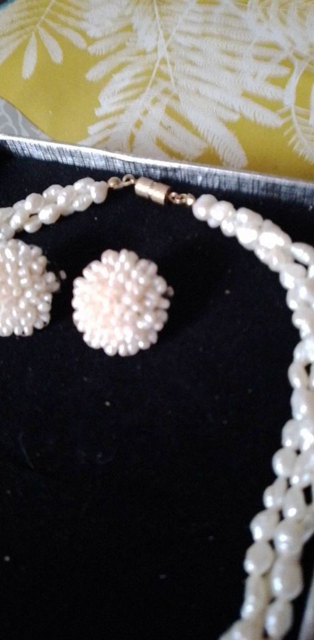 tres jolie collier nacr&eacute;e avec ces boucles d oreilles CLIP Bijoux et montres
