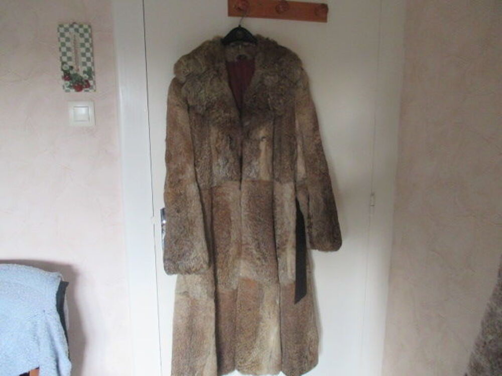 TRES BEAU MANTEAU LONG EN LAPIN . Vêtements