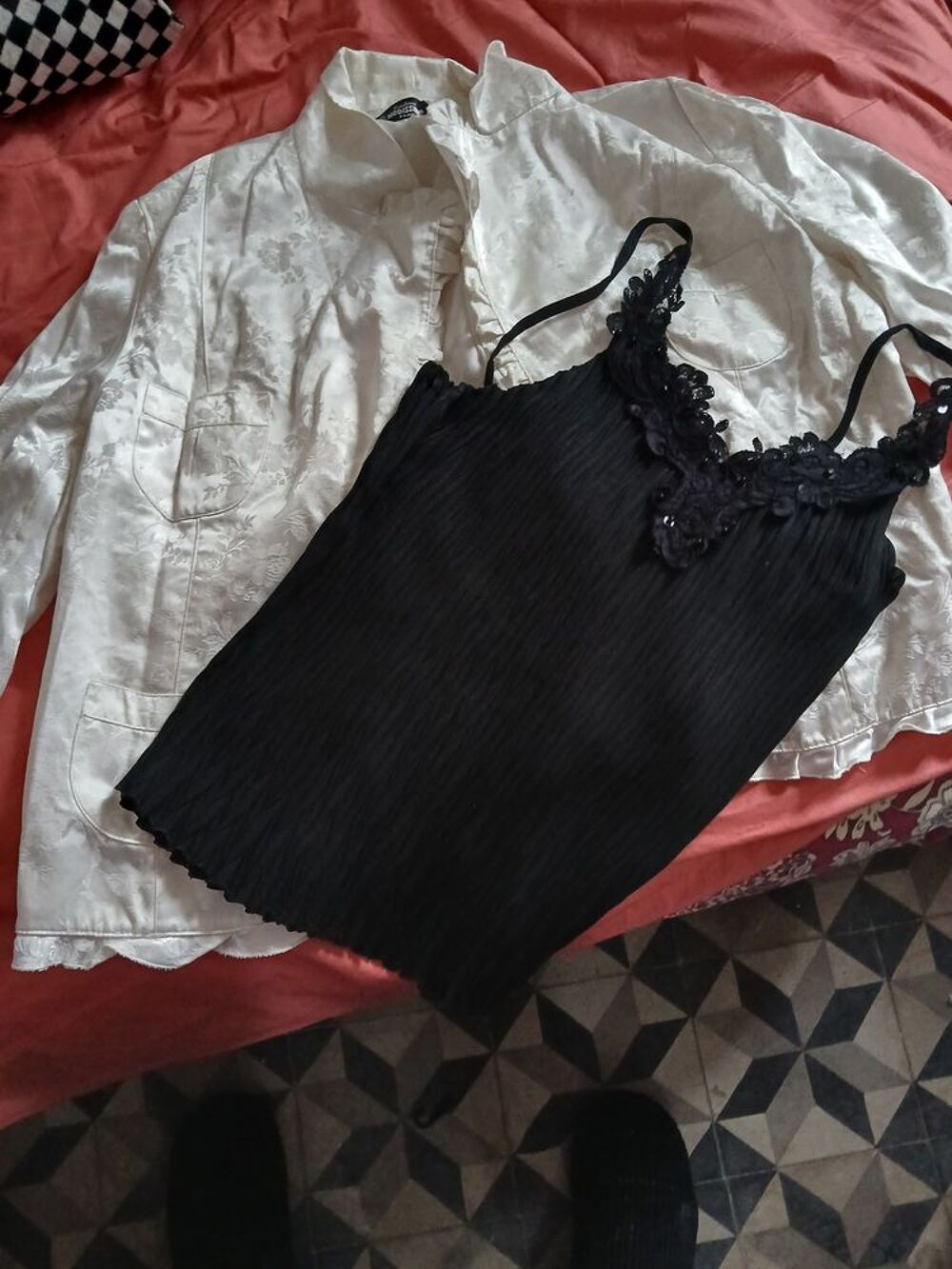 Veste blanche et d&eacute;bardeur noir tr&egrave;s bon &eacute;tat, mis une fois Vêtements