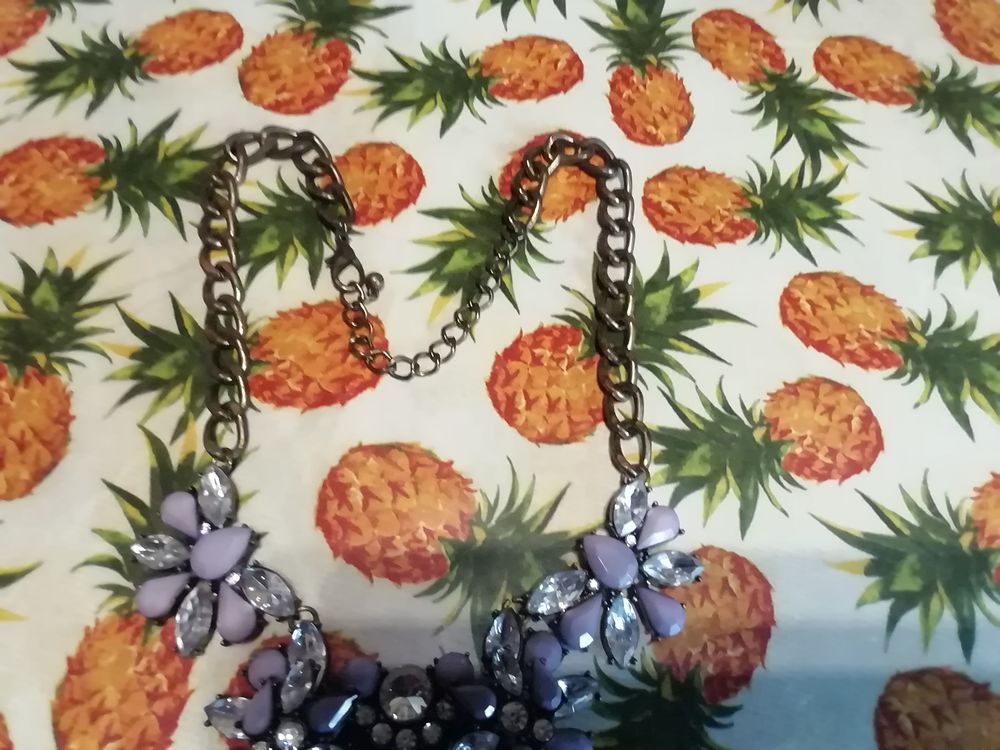 Collier pendentif de toute beaut&eacute; Bijoux et montres
