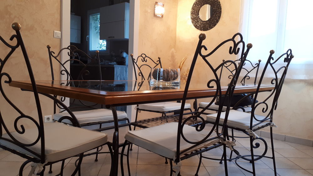 table salle a manger + chaises Meubles