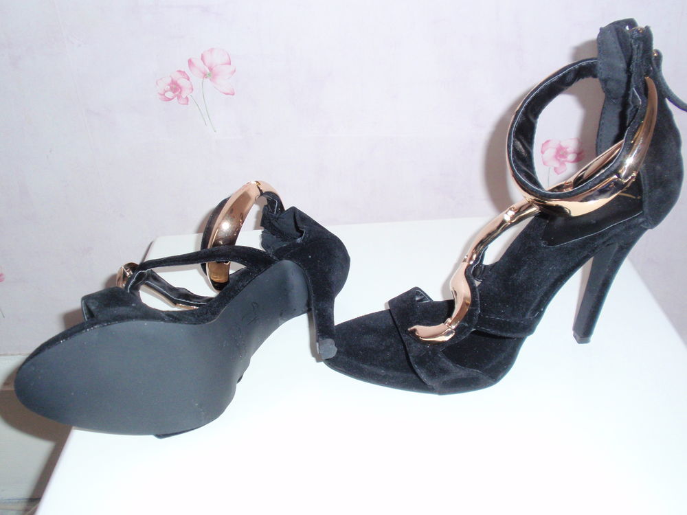 Sandale en forme de serpent dor&eacute; neuf. Chaussures