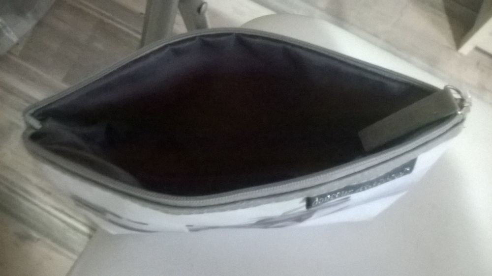 Trousse de toilette 
Neuve
Marque douceur d int&eacute;rieur
21. Maroquinerie