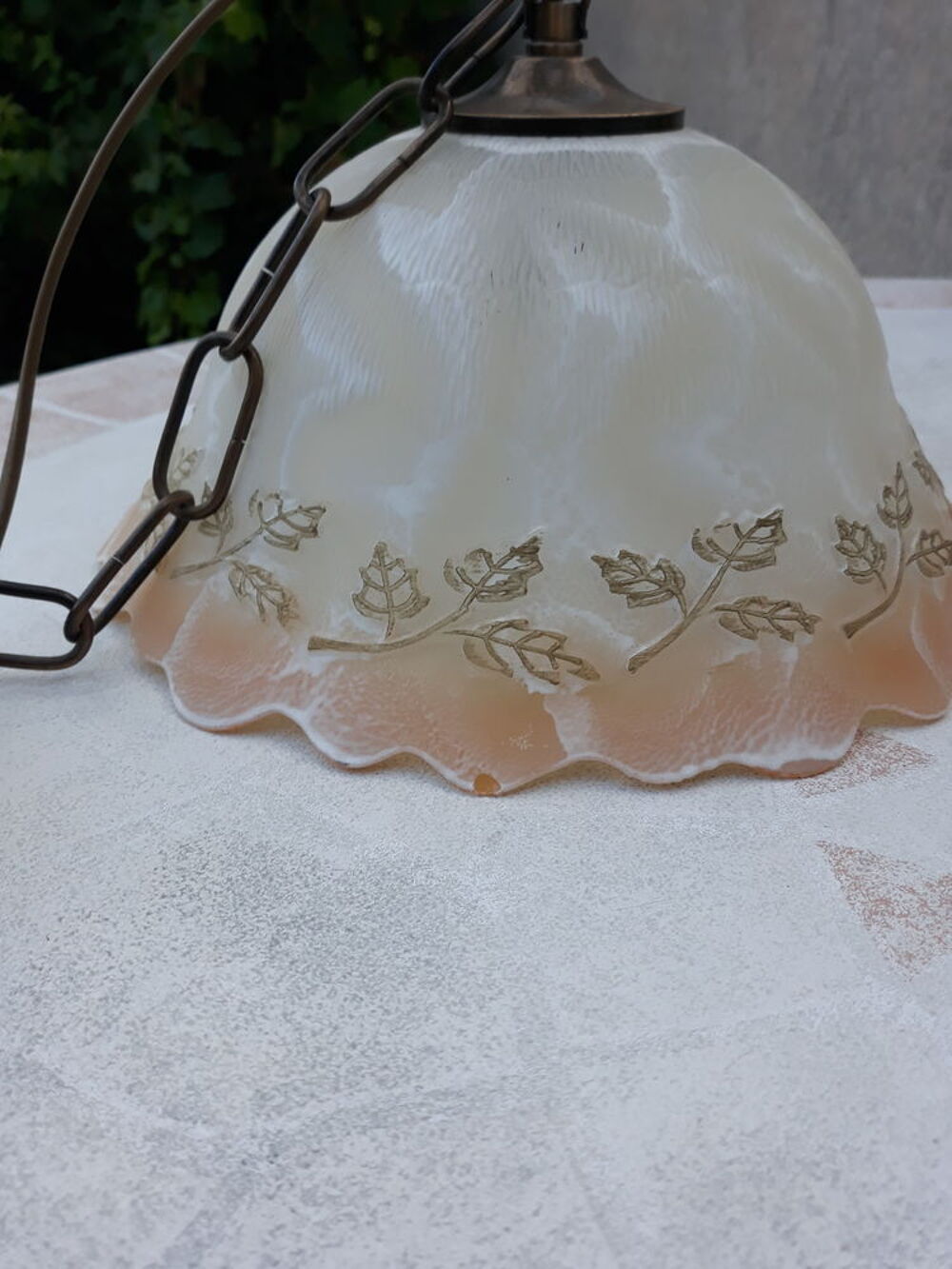 Suspension vintage en opaline blanche d&eacute;cors fleurs Décoration