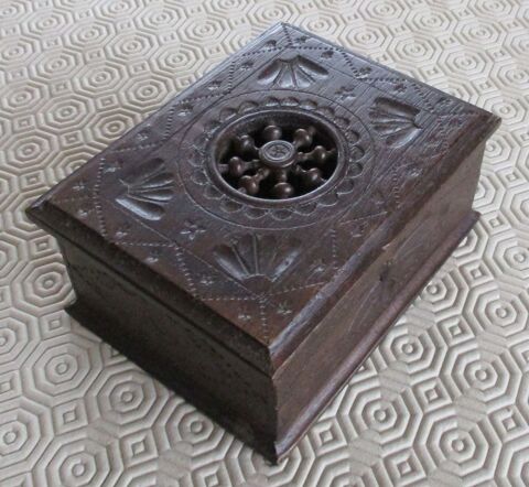 coffret ancien bois sculpt� 8 Saint-Andr�-les-Vergers (10)