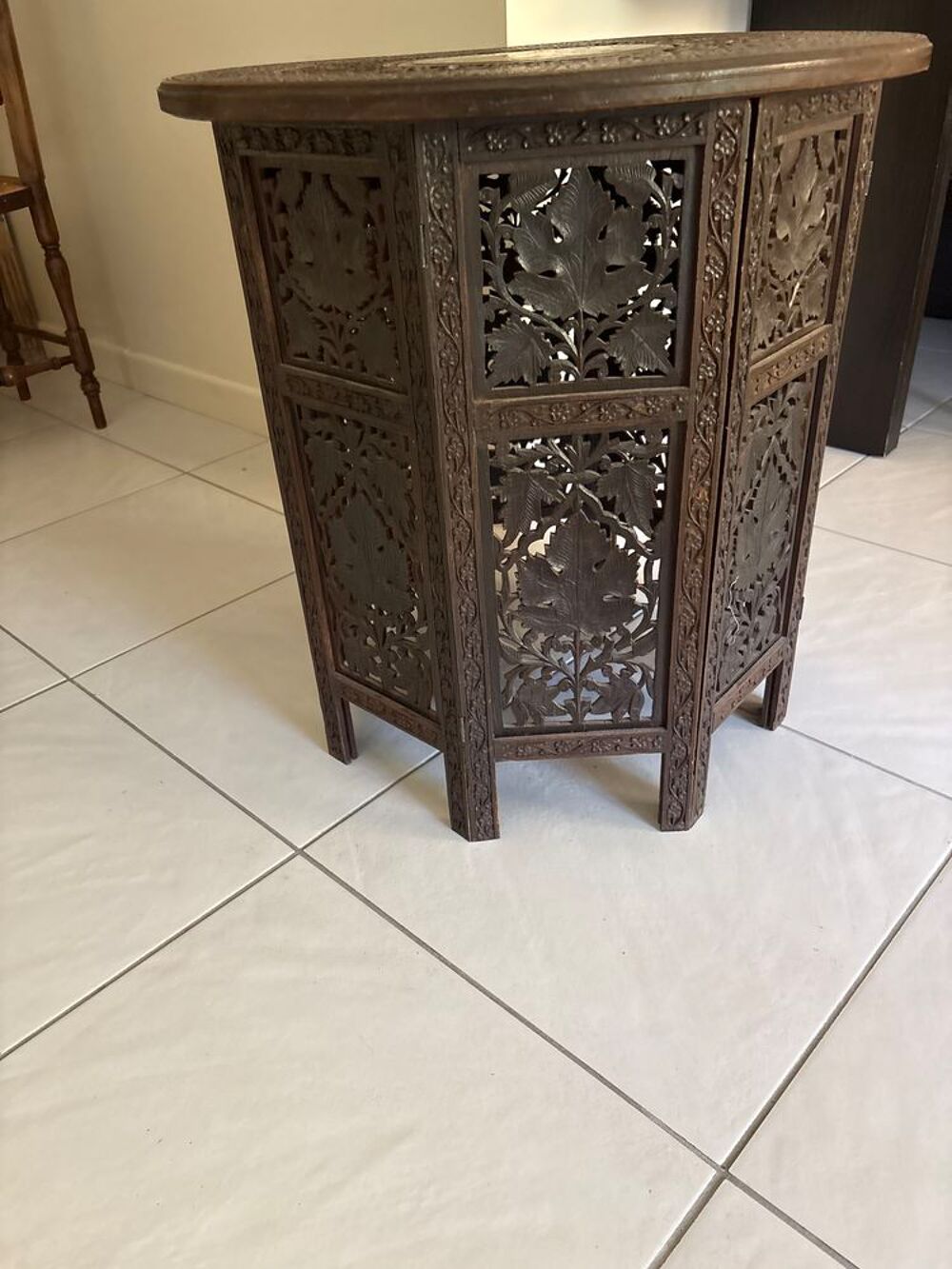 Table d'appoint anglo-indienne en bois sculpt&eacute; &agrave; la main - Meubles