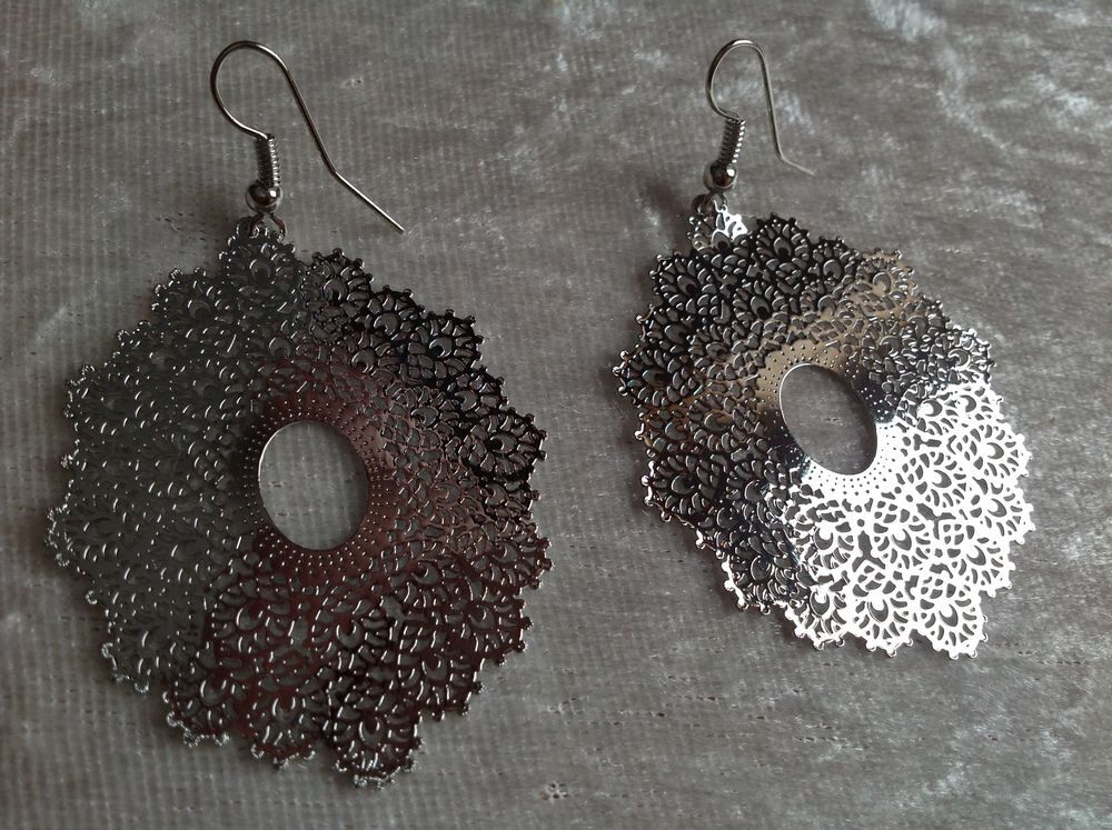 BOUCLES OREILLES ARGENT&Eacute; OVALE DESSIN&Eacute; Envoi Possible
Bijoux et montres