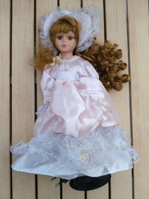Poupe en porcelaine rose - lampe de chevet 
6 Breuillet (91)