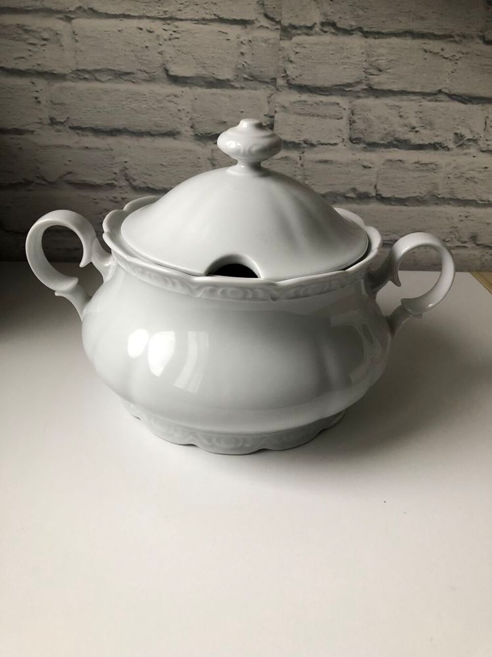 Soupi&egrave;re blanche en porcelaine
Décoration