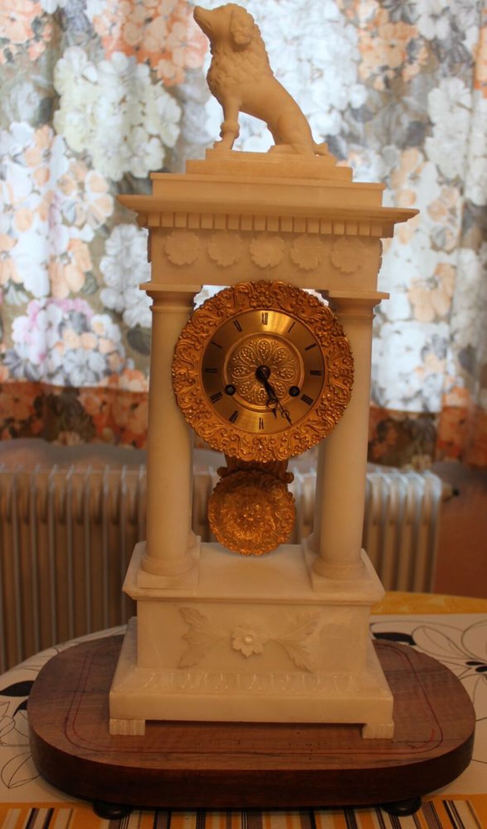 Horloge Empire sur colonnes d'alb&acirc;tre Bijoux et montres