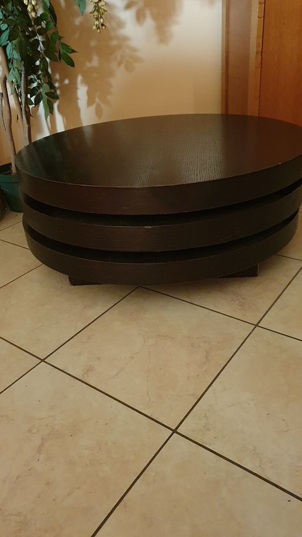 Table de salon ronde dont 3 tablettes pivotent Meubles