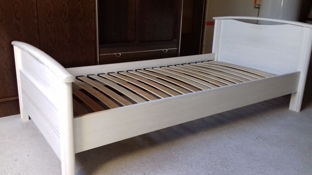 Lit simple blanc avec sommier &agrave; lattes en bon etat Mobilier enfants