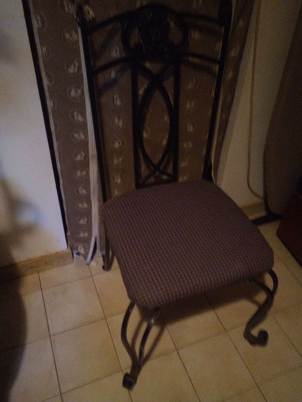 canap&eacute;+table avec chaises+chaises de bar Meubles