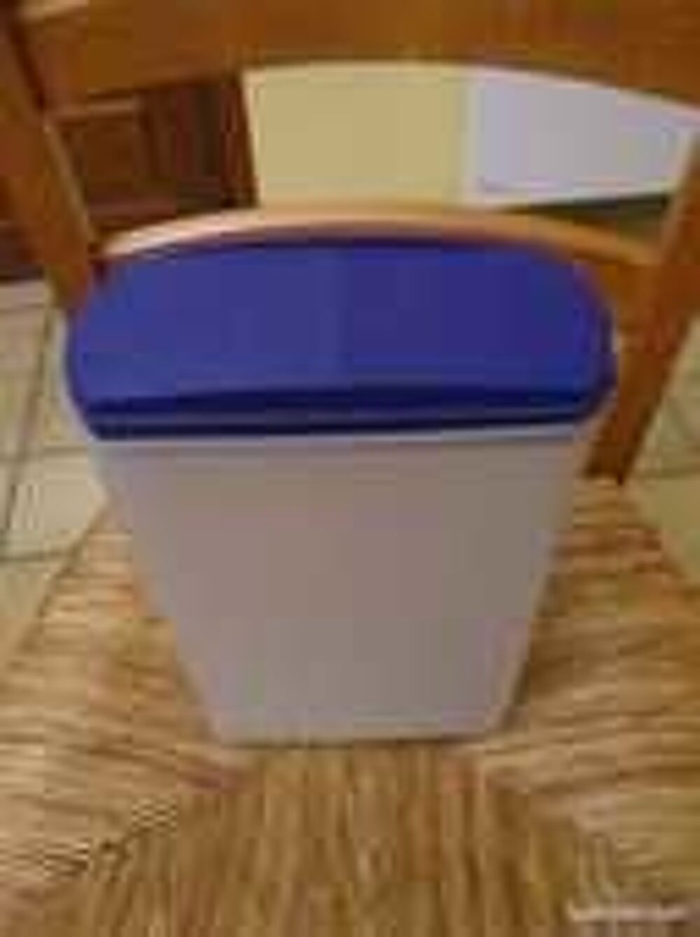 Plusieurs boites rondes noires tupperware et bien d'autres Décoration