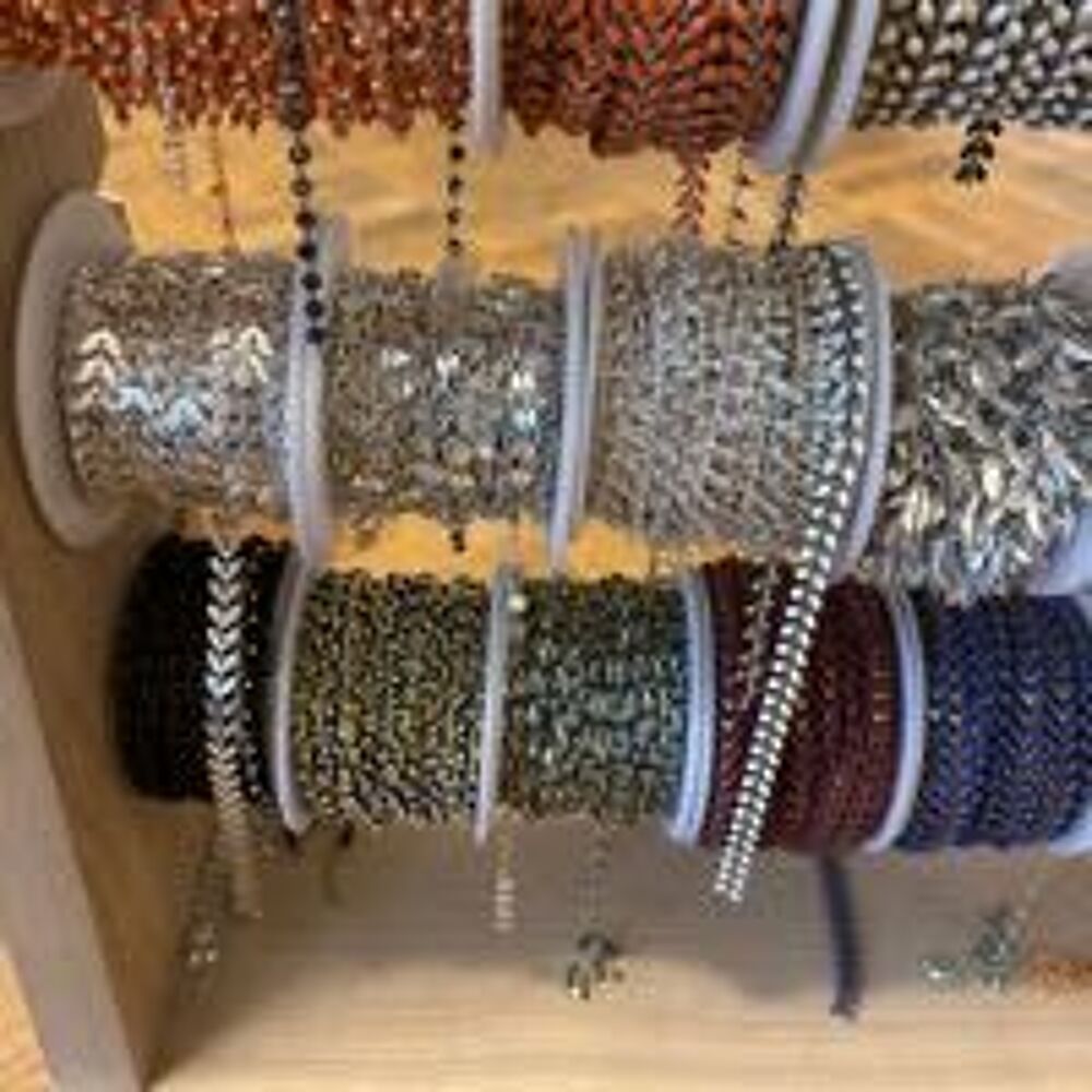 pr&eacute;sentoirs avec cha&icirc;nes fantaisie et 50 roueaux diff&eacute;rent une Bijoux et montres