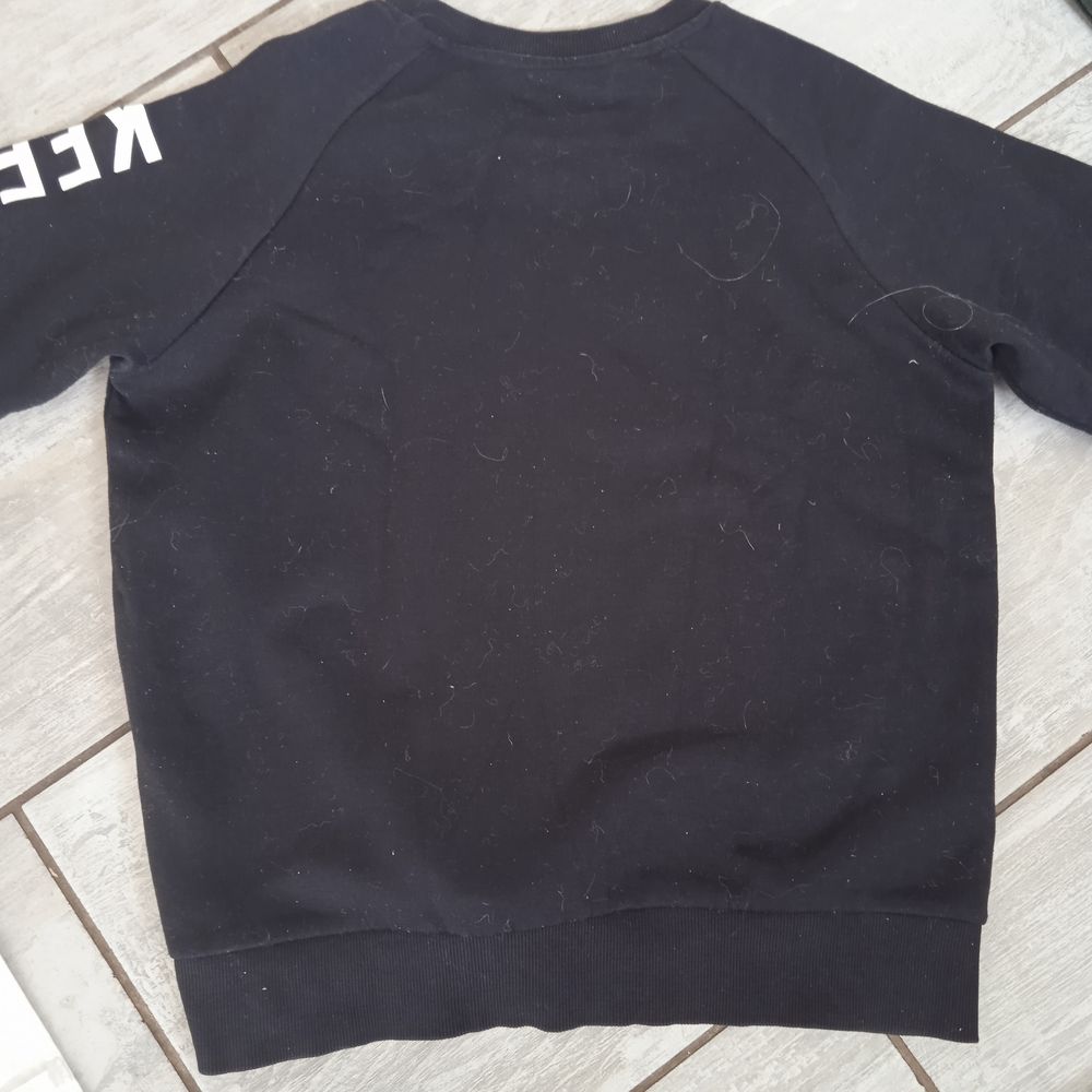 Sweat noir Taille S marque jennyfer imprim&eacute; sur la manche Vêtements