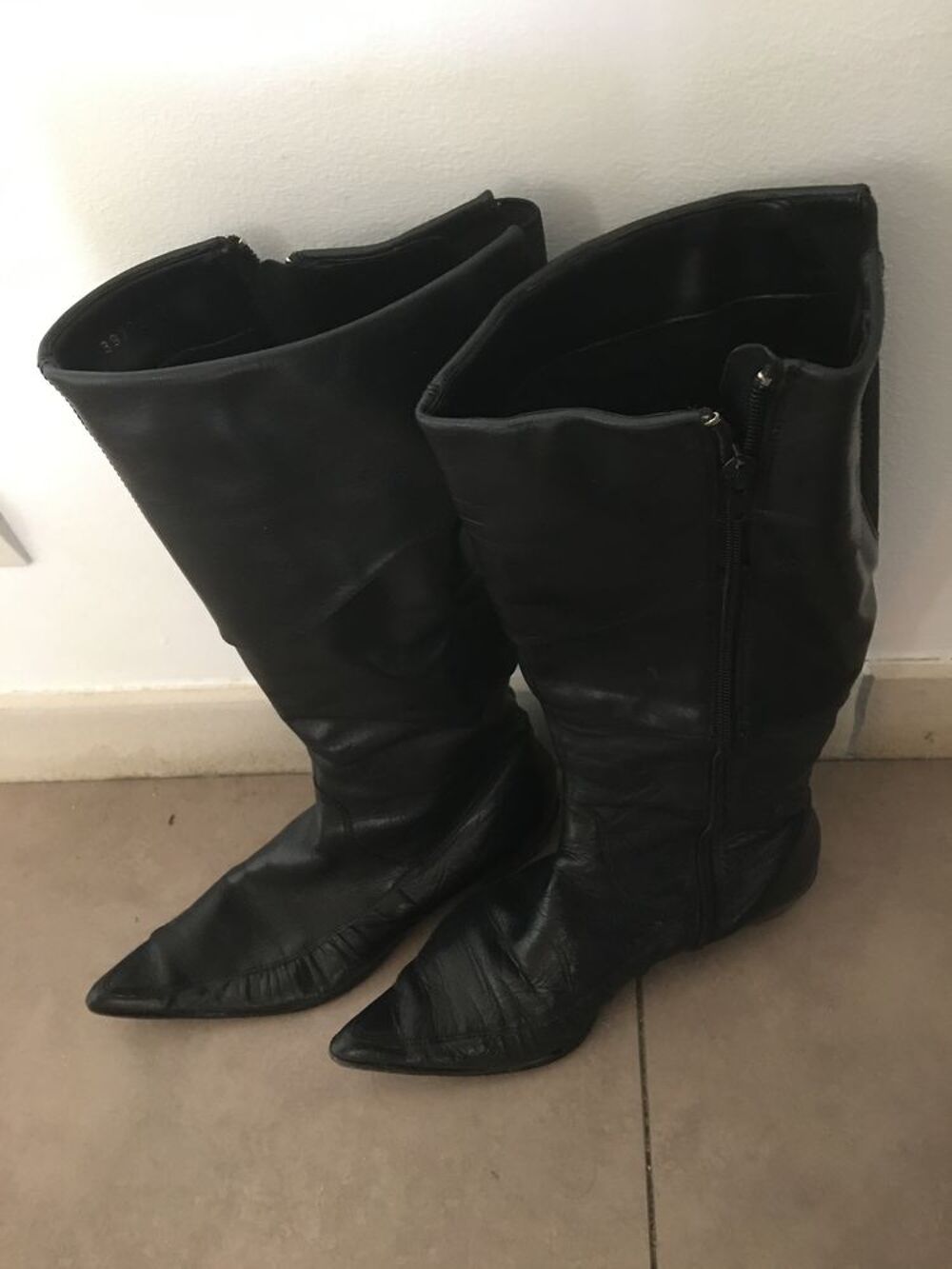 une paire de bottes noires Chaussures