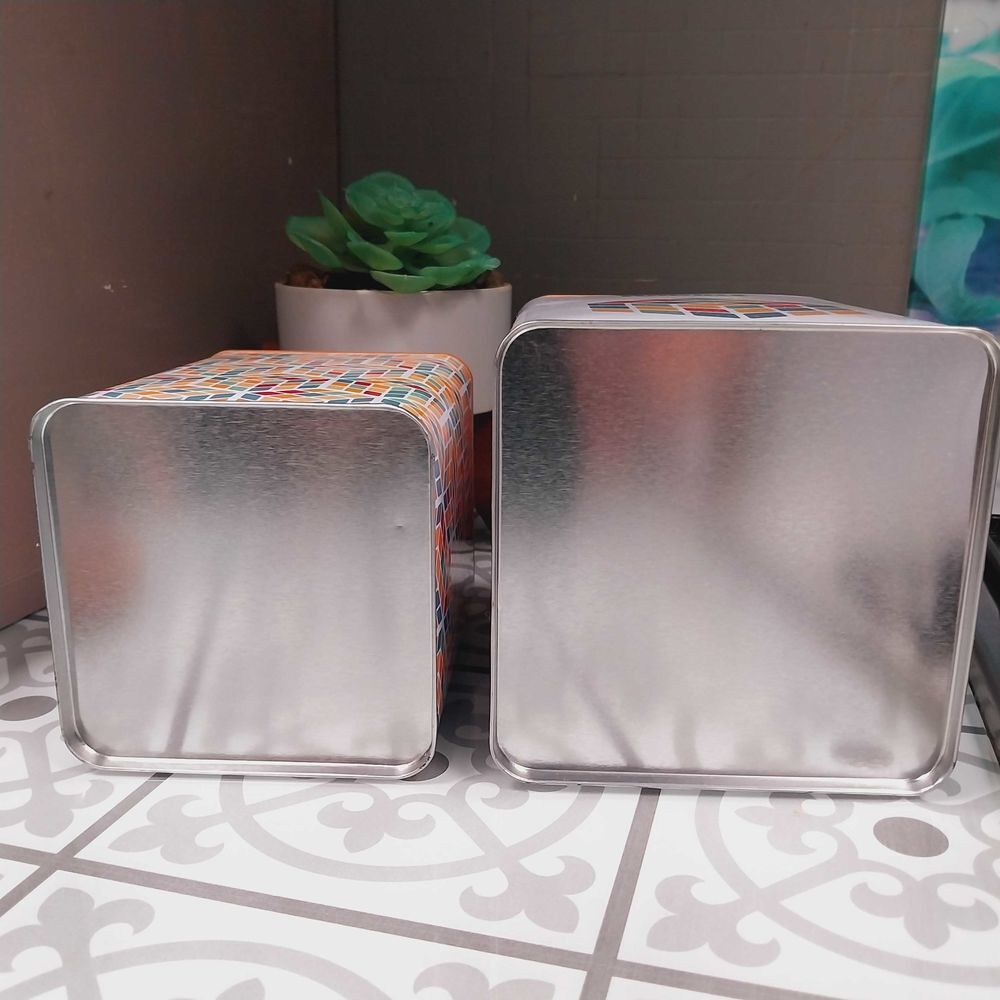 Lot de 2 bo&icirc;tes gigognes m&eacute;talliques Rubik's cube neuves couvercles en bois, Décoration