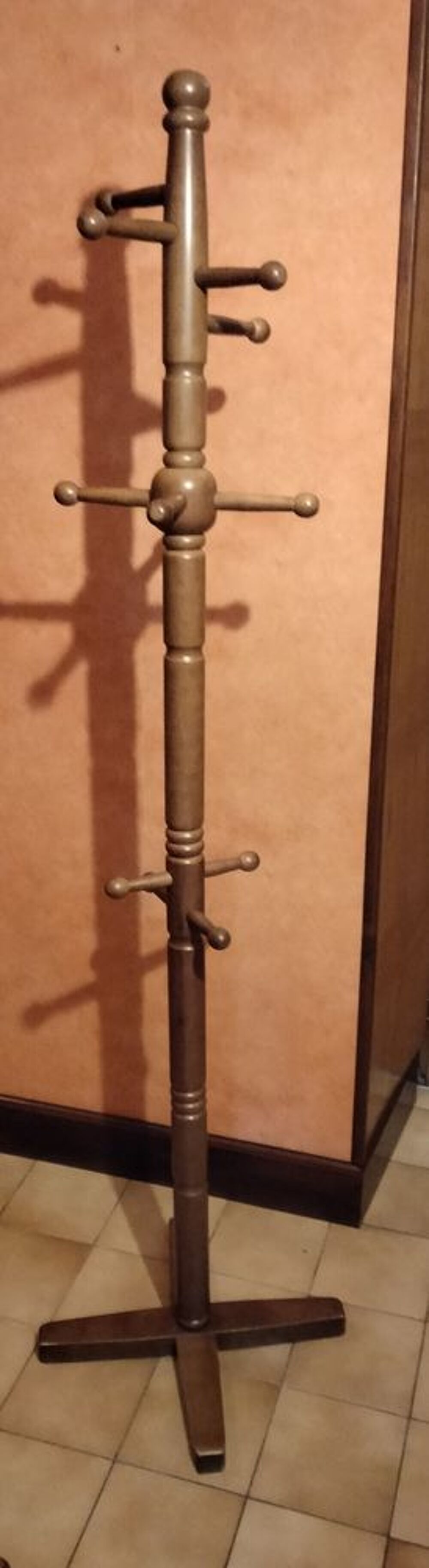 Porte-manteau sur pied. Décoration