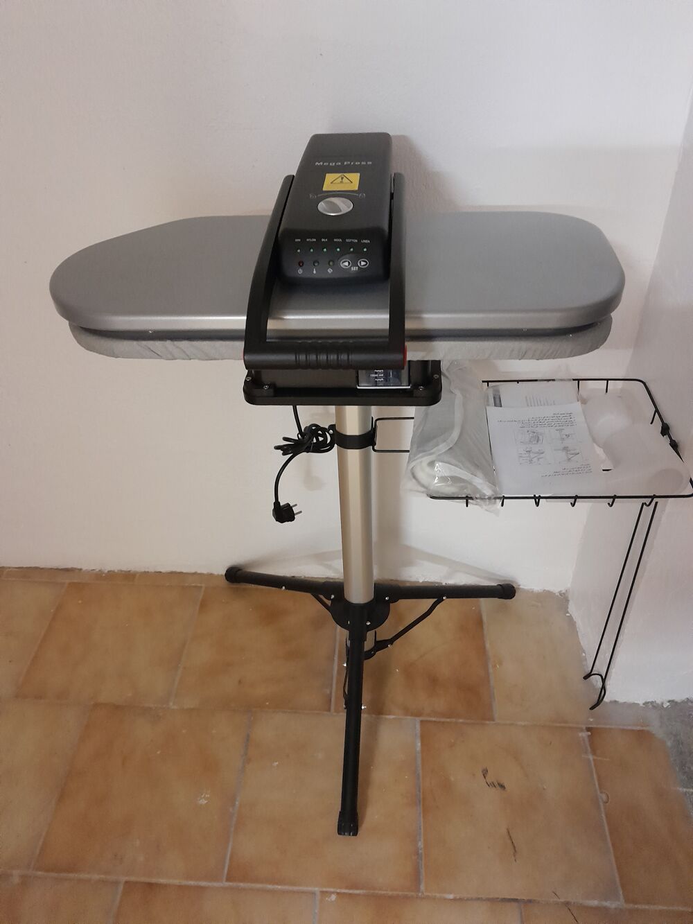 SUPER PRESSE A REPASSER NEUVE Electroménager