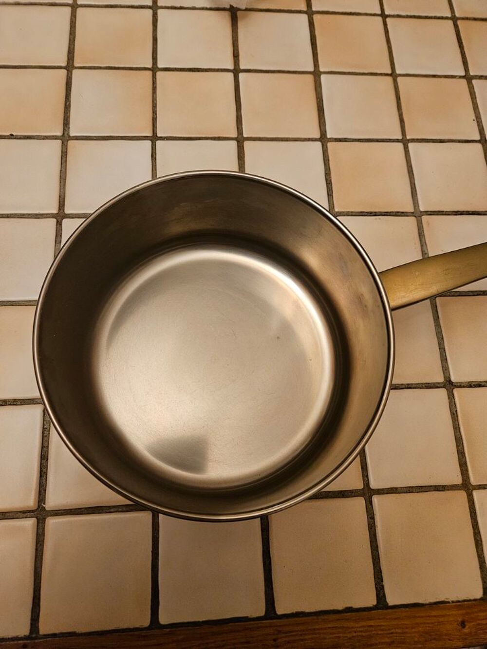&eacute;tag&egrave;re et casseroles en cuivre &eacute;tam&eacute; pour cuisiner
Meubles
